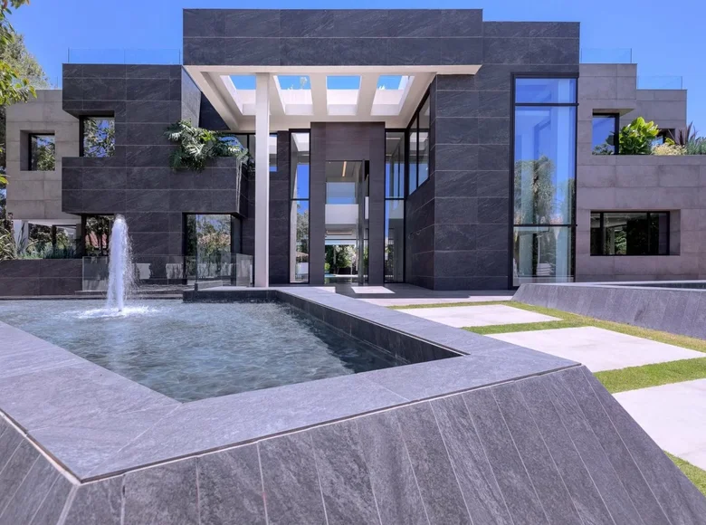6 bedroom villa 1 204 m² Estepona, Spain