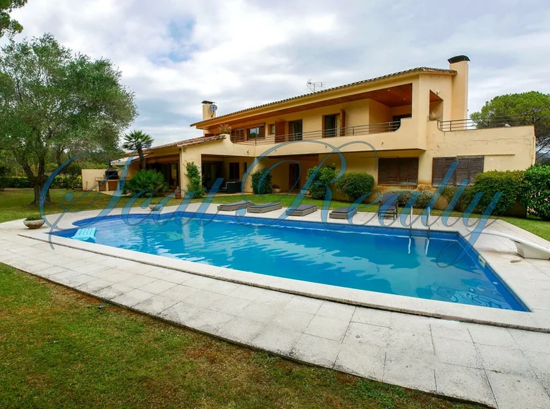 Villa 9 bedrooms 4 525 m² Santa Cristina dAro, Spain