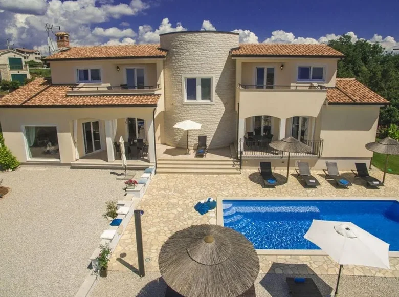 5 bedroom house 245 m² Umag, Croatia