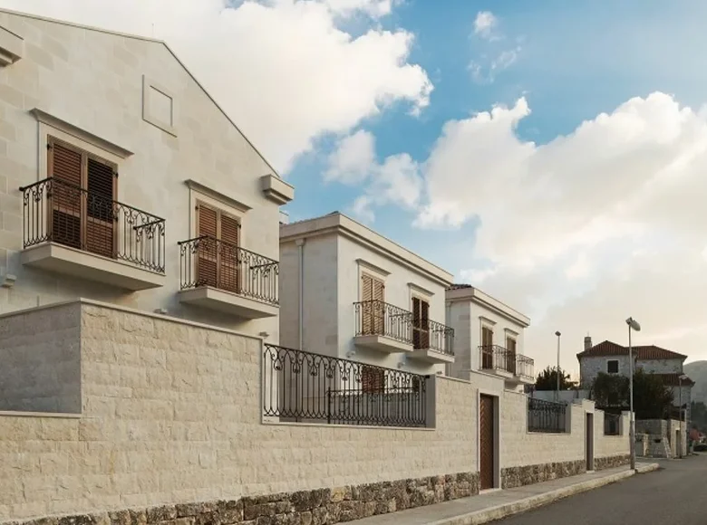 3 bedroom villa 198 m² Dobrota, Montenegro