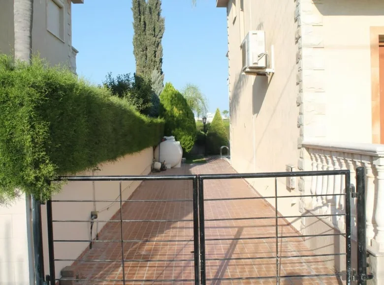 Вилла 4 комнаты  Koinoteta Mouttagiakas, Кипр