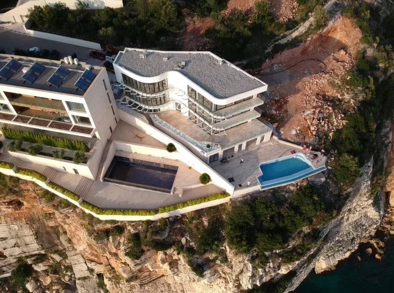 House 760 m² in Budva, Montenegro