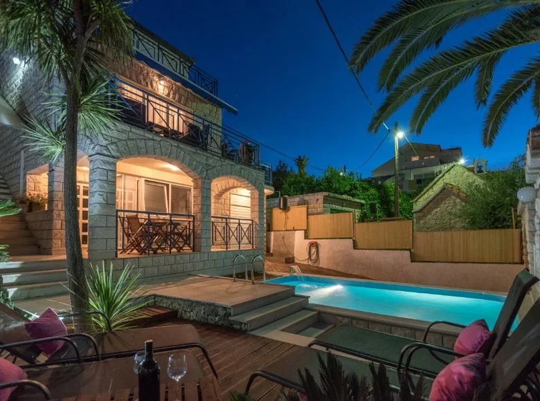 5 bedroom villa 270 m² Seget Donji, Croatia