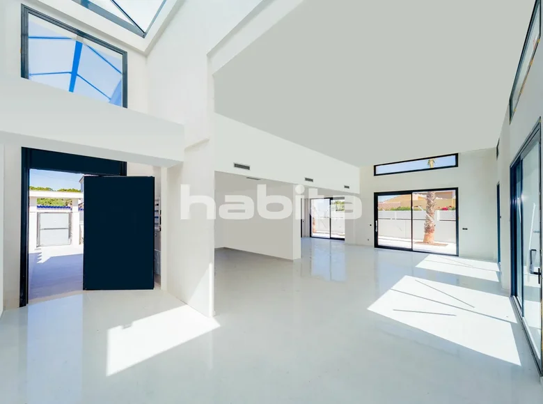 4-Schlafzimmer-Villa 285 m² Torrevieja, Spanien