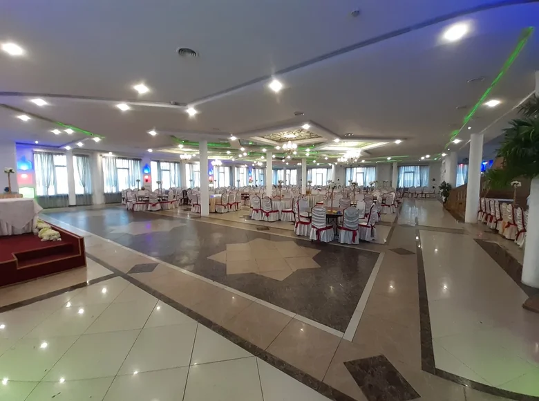 Shop 1 700 m² in Saint Petersburg, Russia