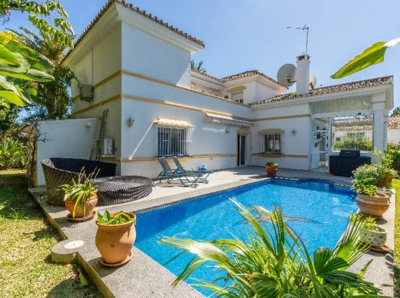 3-Schlafzimmer-Villa 346 m² Artola, Spanien
