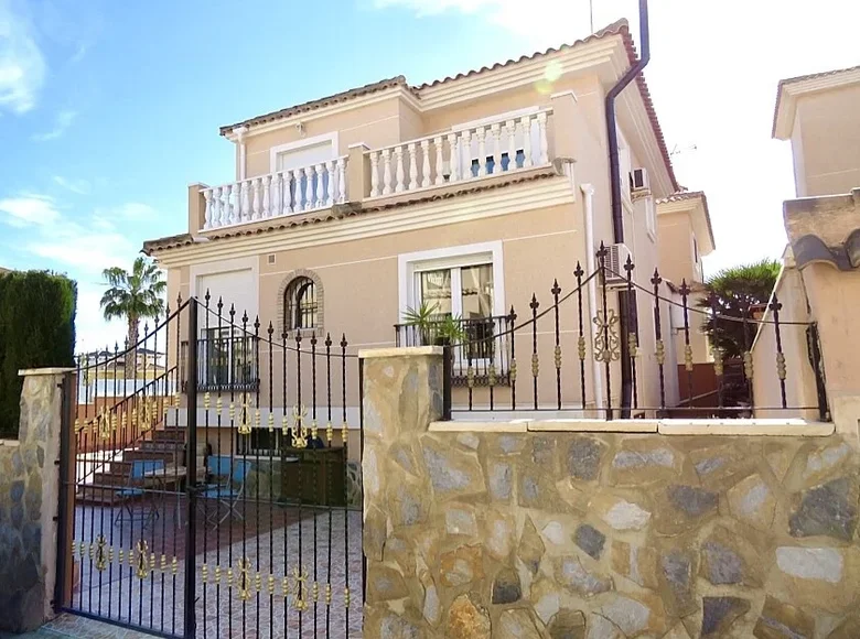 Villa de tres dormitorios 150 m² Orihuela, Španjolska
