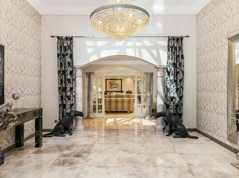 5 bedroom villa 617 m² Estepona, Spain