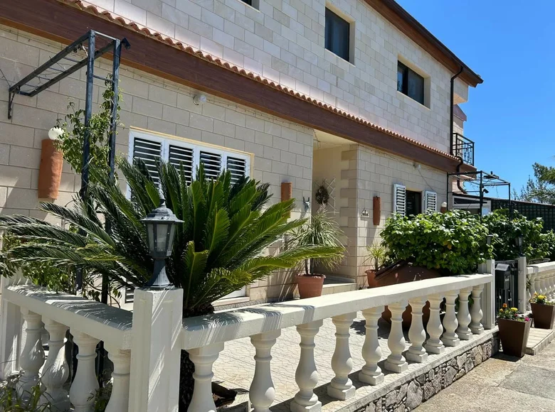 Дом 5 спален  Луварас, Кипр