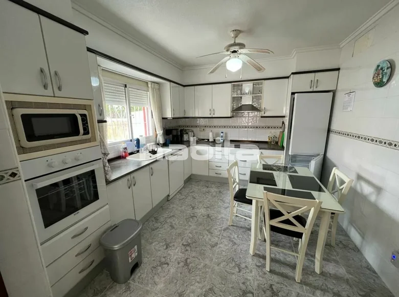 Mieszkanie 4 pokoi 85 m² Torrevieja, Hiszpania