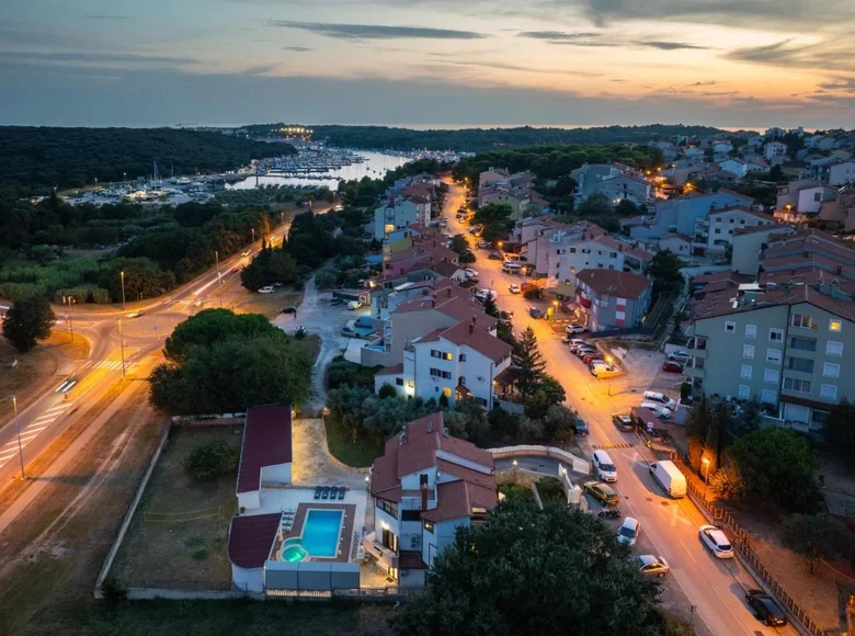 House 11 bedrooms 565 m² Grad Pula, Croatia