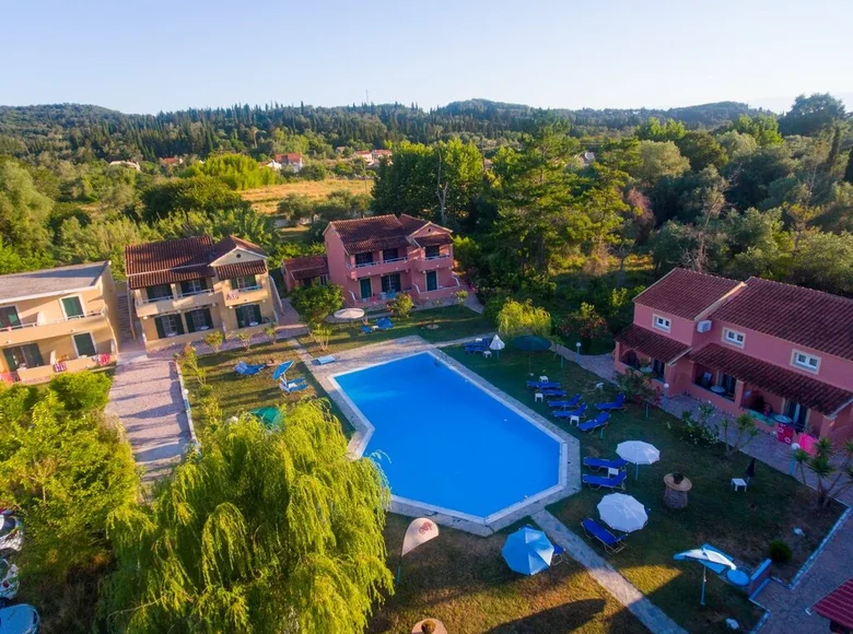 Hôtel 1 018 m² à Bayiatsa Avliotes, Grèce