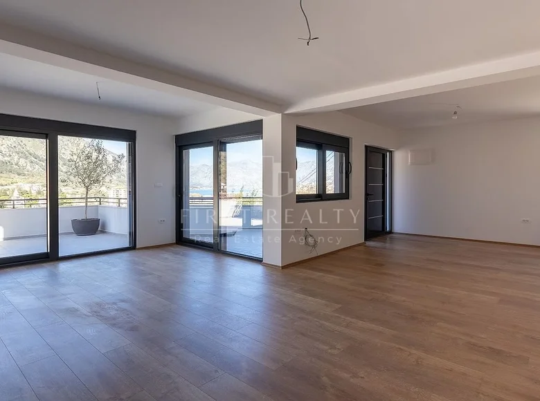 2 bedroom house 160 m² Kotor, Montenegro