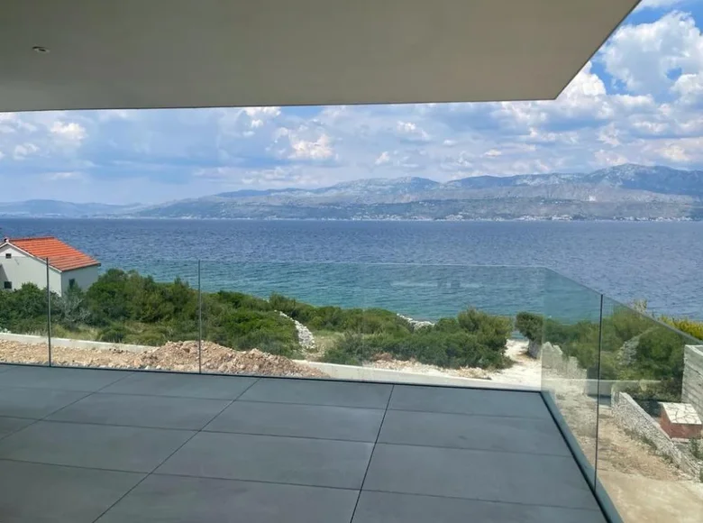 4-Schlafzimmer-Villa 270 m² Splitska, Kroatien