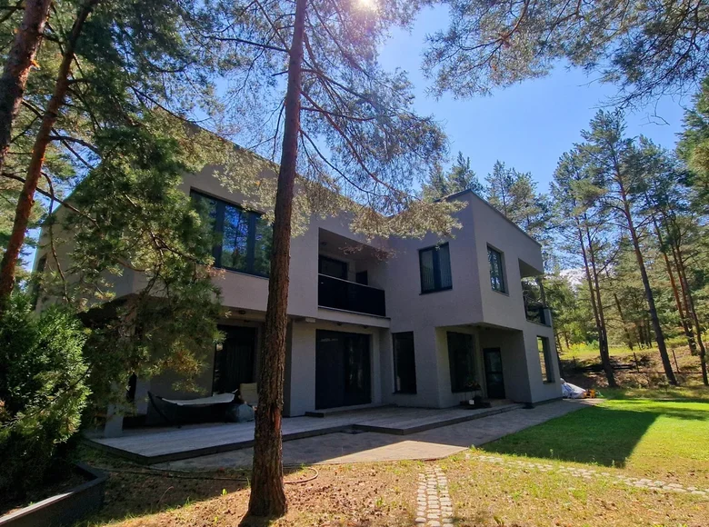 6 bedroom villa 350 m² Carnikavas pagasts, Latvia