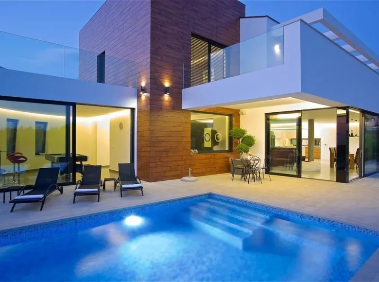 5 bedroom villa 370 m² Grad Porec, Croatia