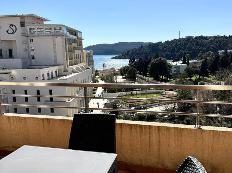 2 bedroom apartment 81 m² Boreti, Montenegro