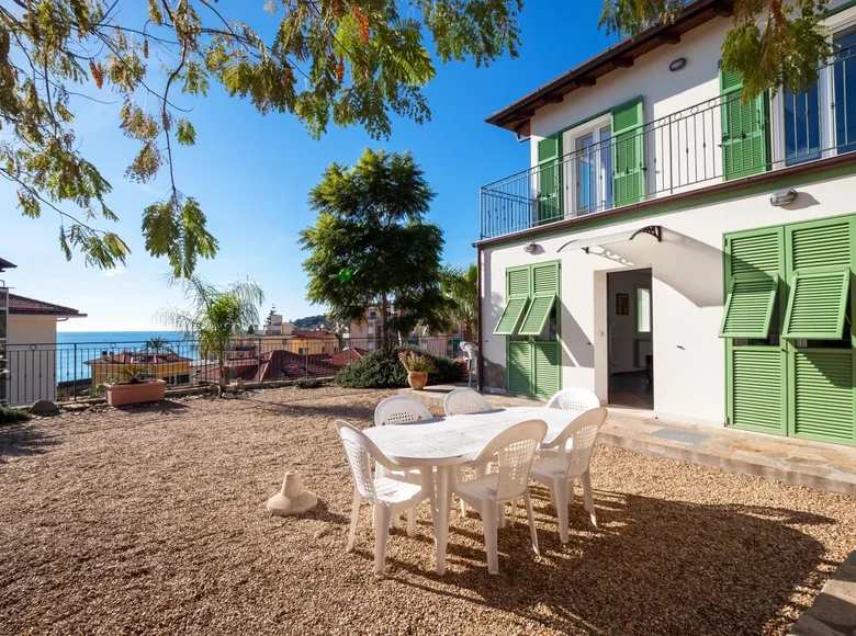 3-Schlafzimmer-Villa 200 m² Bordighera, Italien