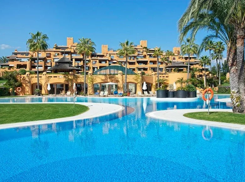 Mieszkanie 3 pokoi 185 m² Estepona, Hiszpania