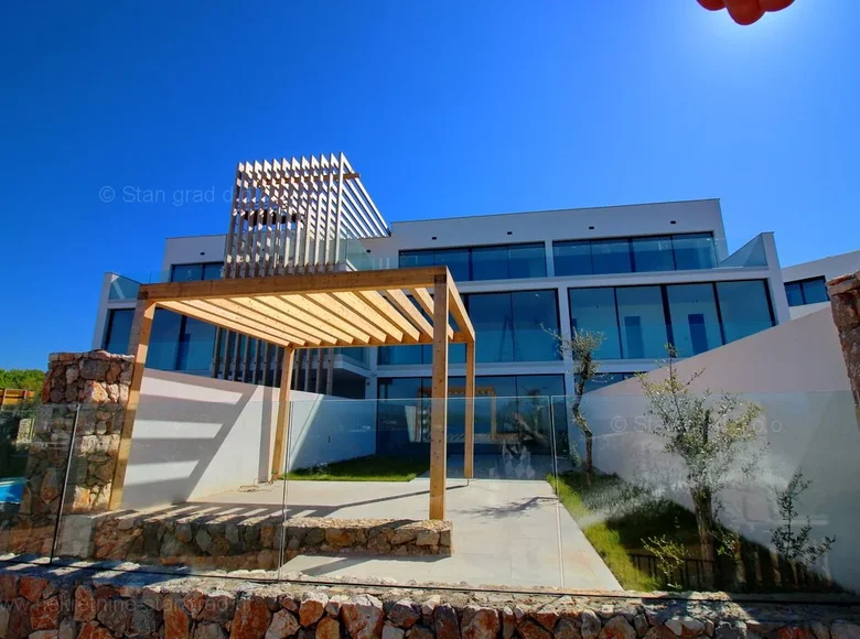 4 bedroom apartment 215 m² Radici, Croatia