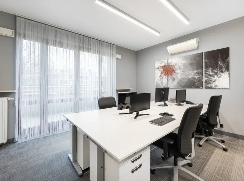 Propiedad comercial 3 habitaciones 56 m² en Varsovia, Polonia