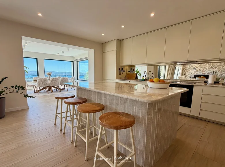 Casa 8 habitaciones 220 m² Tivat, Montenegro