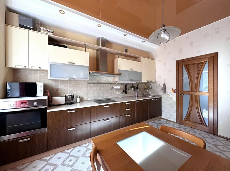 Mieszkanie 3 pokoi 98 m² Mińsk, Białoruś