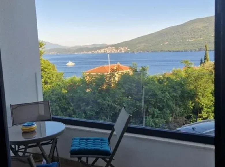 One bedroom apartment for long term let in Djenovici with sea views