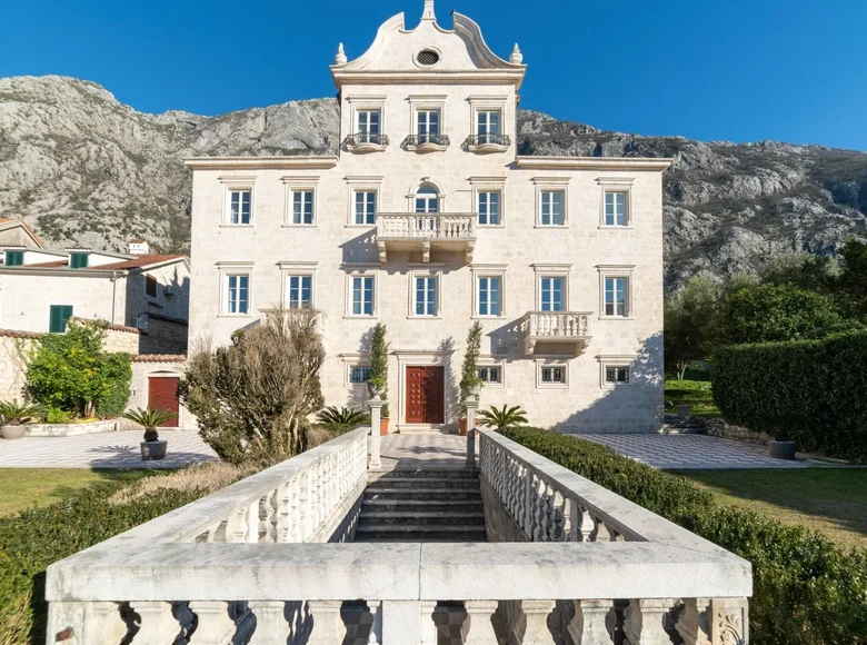 Villa 13 habitaciones 1 100 m² Dobrota, Montenegro