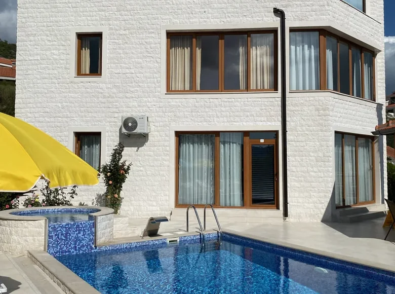 Maison des revenus 303 m² à Trebesin, Monténégro