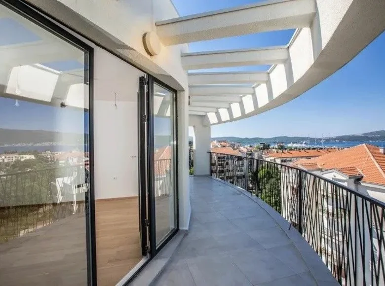 Attique 3 chambres 143 m² Tivat, Monténégro