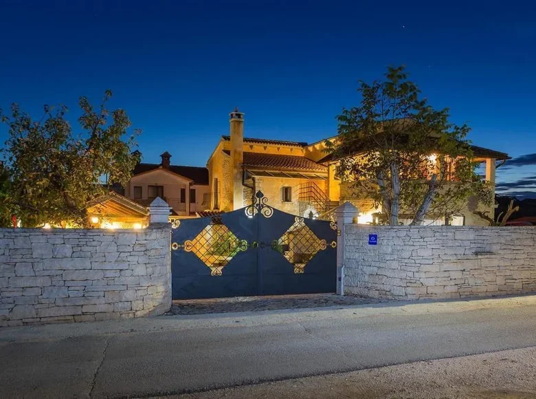 5 bedroom villa 311 m² Grad Porec, Croatia