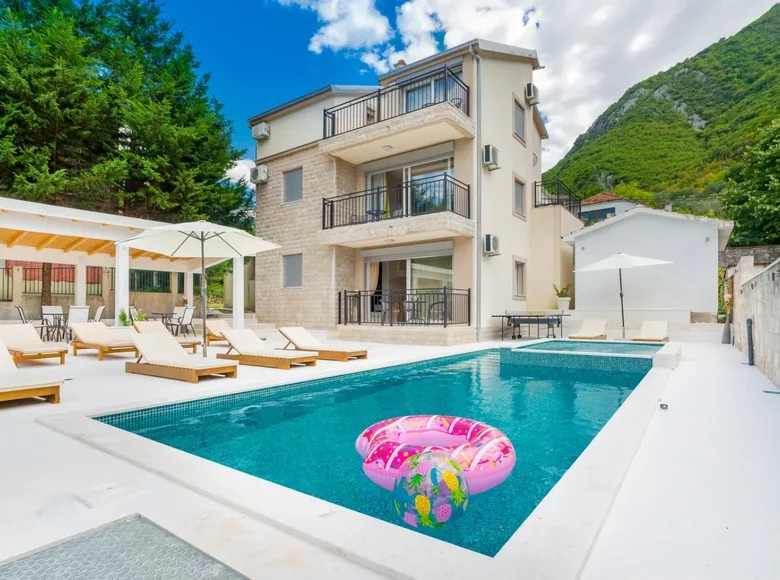 6 bedroom villa 350 m² Stoliv, Montenegro