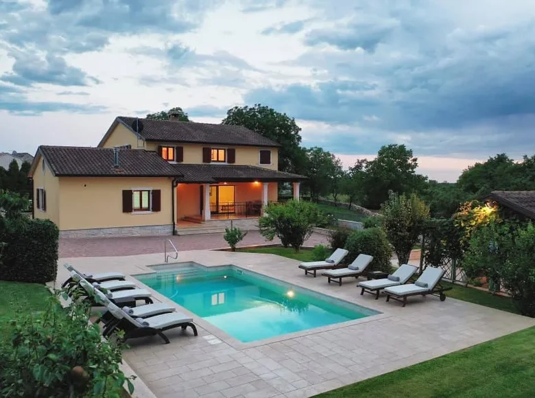 Дом 8 спален 420 м² Пазин, Хорватия