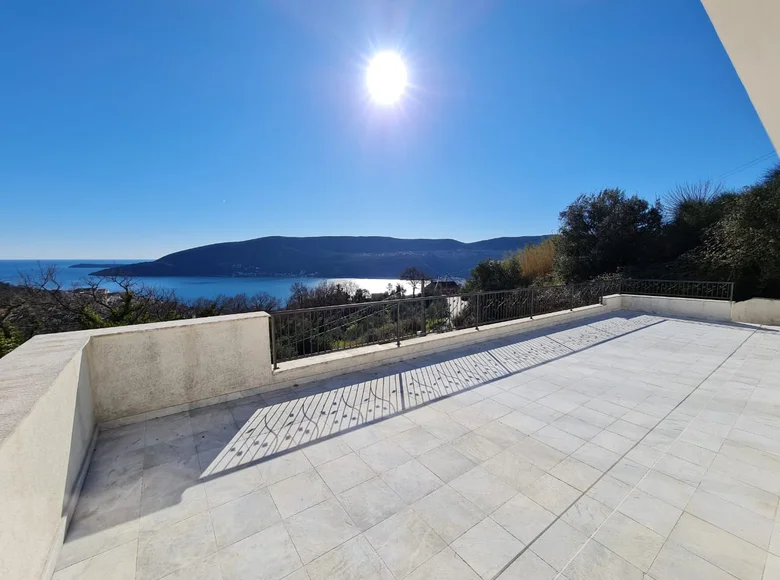 2 bedroom apartment 213 m² Herceg Novi, Montenegro