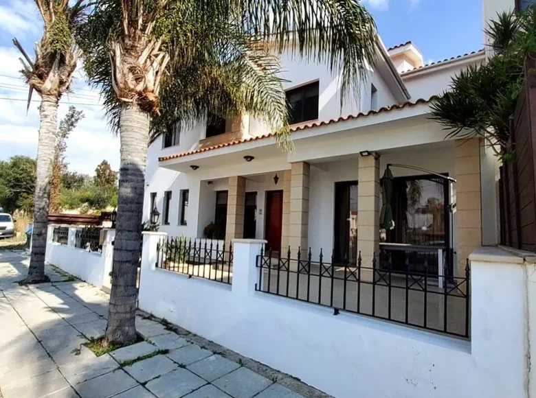 Dom wolnostojący 6 pokojów 290 m² Aradipu, Cypr