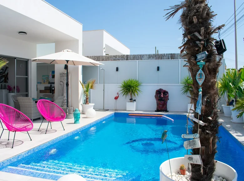 Villa de tres dormitorios 130 m² Torrevieja, Španjolska