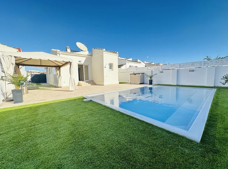 Villa de tres dormitorios 100 m² Torrevieja, Španjolska