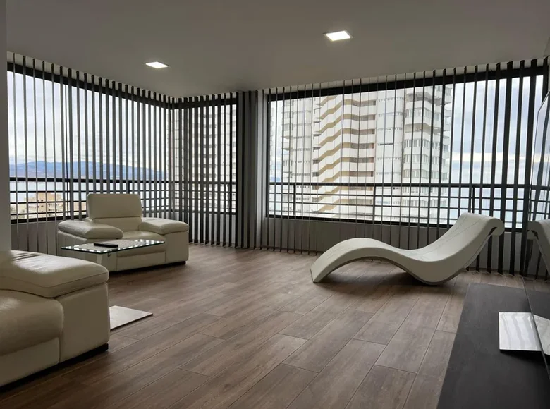 Mieszkanie 4 pokoi 177 m² Alicante, Hiszpania