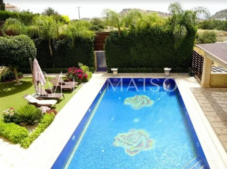 Dom 5 pokojów 648 m² Koinoteta Agiou Tychona, Cypr