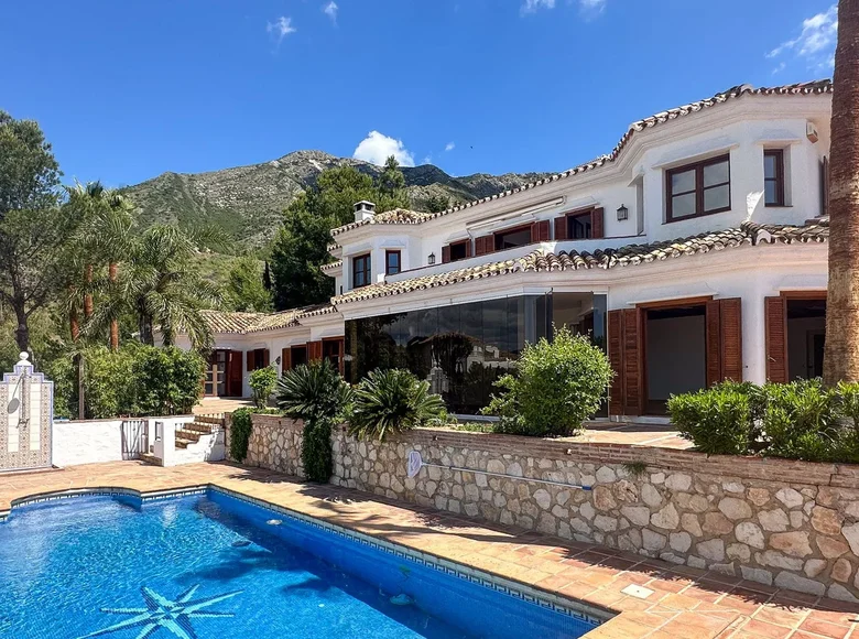 villa de 5 dormitorios 306 m² Mijas, Španjolska