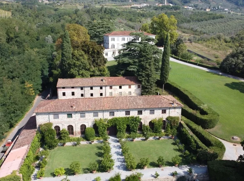 Hotel 18 bedrooms 1 350 m² in Tuscany, Italy
