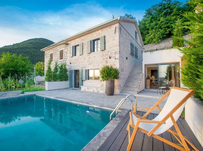 2 bedroom house 85 m² Naljezici, Montenegro