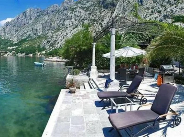 Villa de 7 dormitorios 230 m² Dobrota, Montenegro