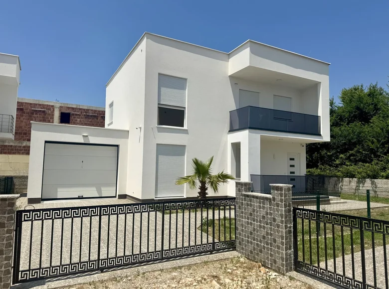 Haus 4 Schlafzimmer 200 m² Donji Stoj Shtoji i Poshtem, Montenegro