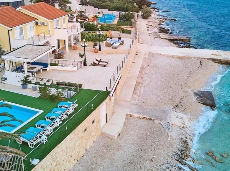 5 bedroom house 300 m² Slatine, Croatia