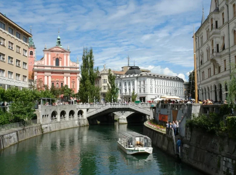 Hôtel 2 560 m² à Upravna Enota Ljubljana, Slovénie