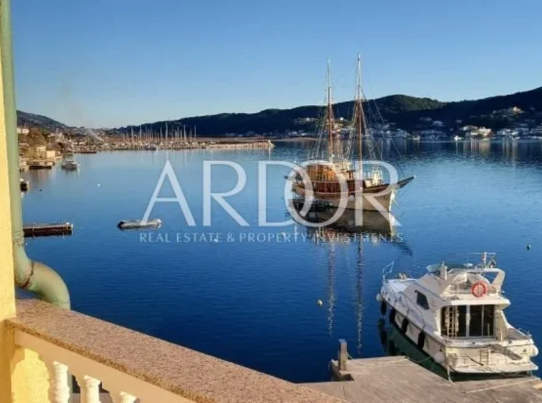 3 bedroom apartment 180 m² Supetarska Draga, Croatia