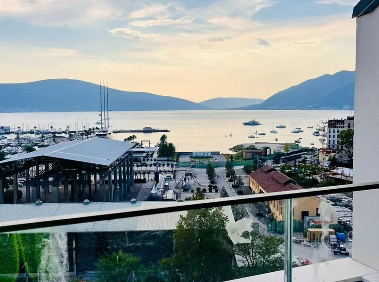 Ático 2 habitaciones 179 m² Tivat, Montenegro