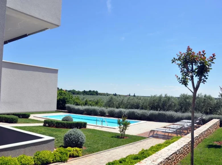 2 bedroom apartment 152 m² Zambratija, Croatia